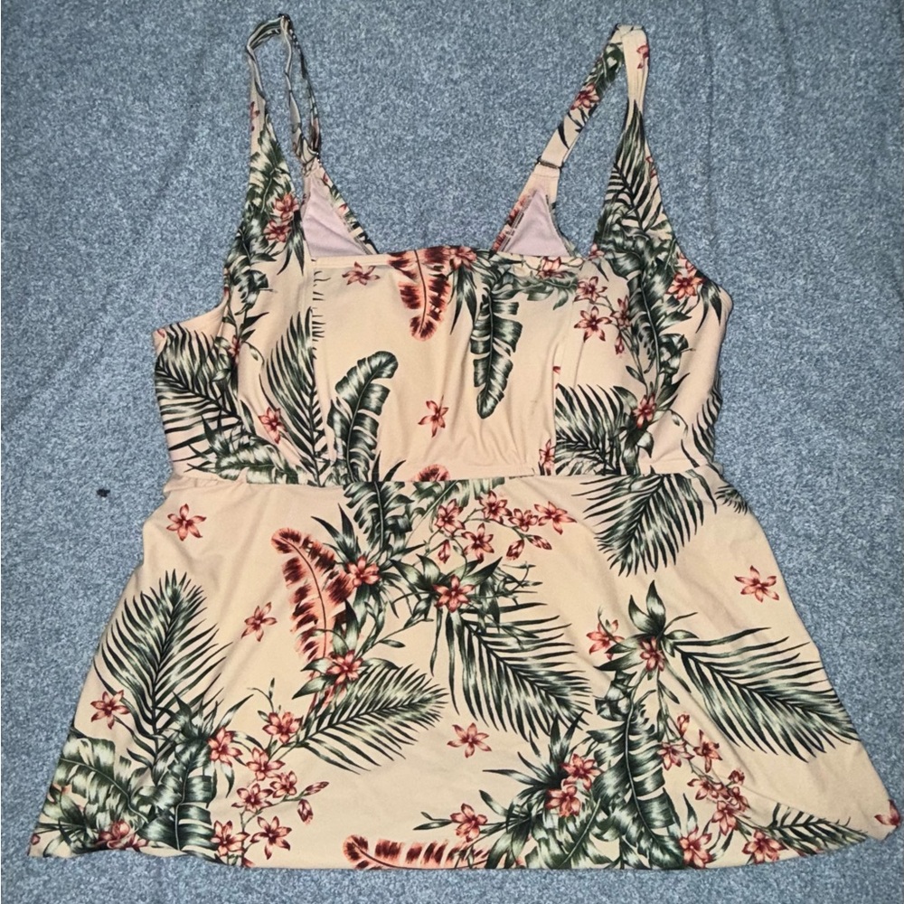 Target Kona Sol Tankini Top
Floral tie back
26W women’s